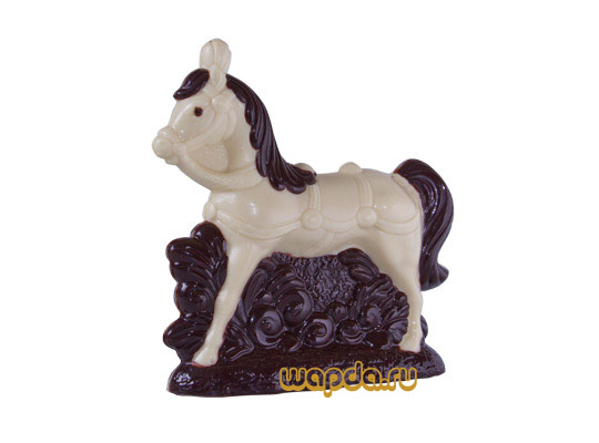 Лошадь из белого и темного шоколада